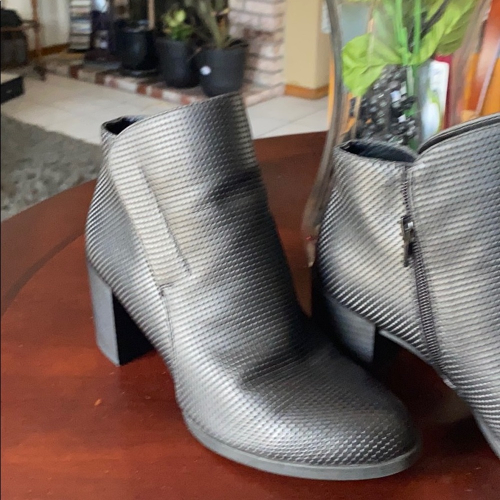 Boots - Picture 4 of 11